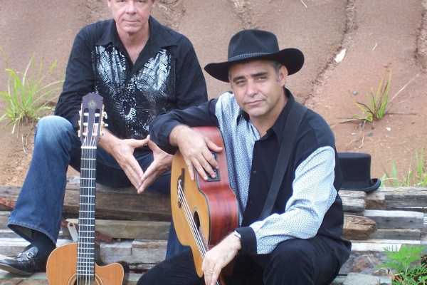 2-amigos-27E4E6497-4D2C-C144-229D-E38E96004D28.jpg
